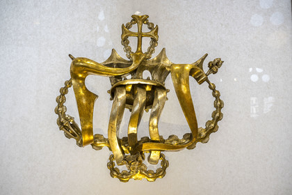 Espagne, Catalogne, Barcelone, quartier de l'Eixample, basilique de la Sagrada Familia de l'architecte du modernisme catalan Antoni Gaudi classée Patrimoine Mondial de l'UNESCO, mobilier et objets liturgiques conçus par Gaudi, monogramme JMJ (Jésus Christ - Marie - Joseph) du plafond de la chapelle de la Casa Batllo (1909)