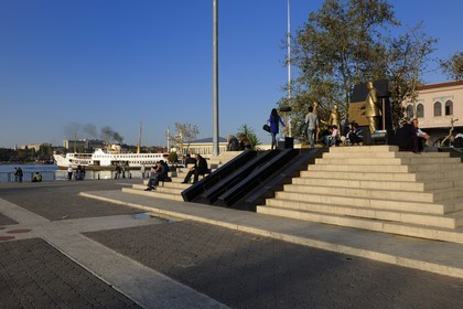 Turquie, Istanbul, rive asiatique, statue d'Atatürk l'enseignant près de l'embarcadère de Kadıköy