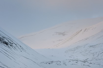 Norvège, Svalbard, Spitzberg, Longyearbyen, groupe de motoneige dans le lointain