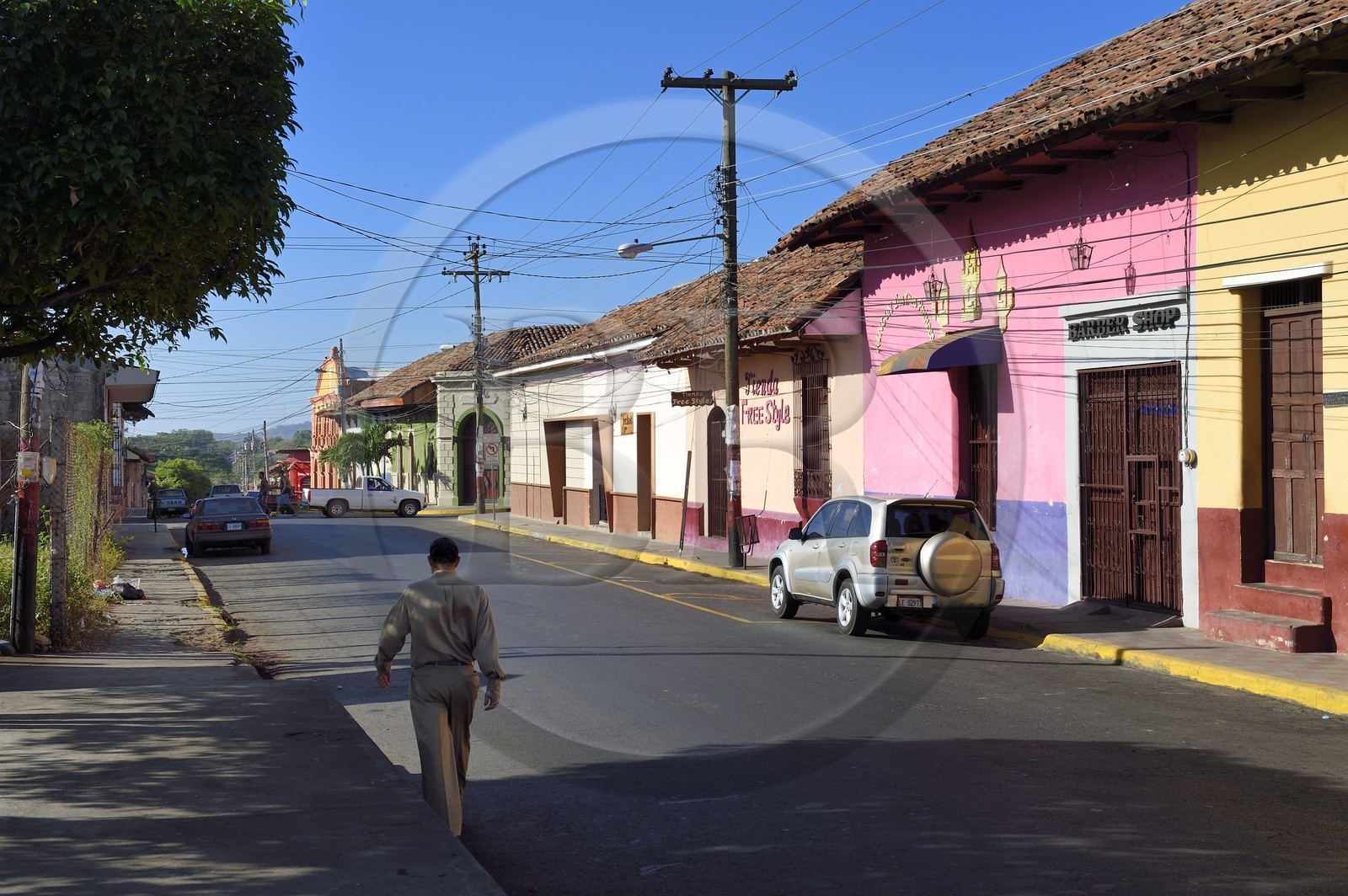 Nicaragua, Leon, avenida 2 Poniente dans le centre historique, maisons colorées à l'architecture coloniale