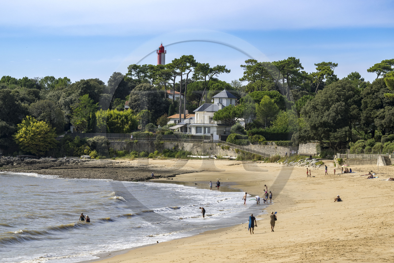 France, Charente-Maritime (17), région de Royan, Saint-Palais-sur-Mer, plage du Platin et le Phare de Terre-Nègre en arrière plan