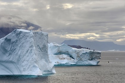 Groenland, cote ouest, Uummannaq, icebergs devant la ville