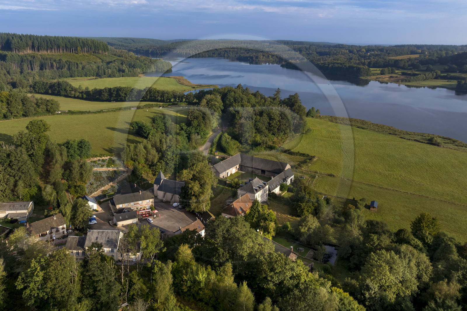 France, Nièvre (58), Parc naturel régional du Morvan, lac de Saint-Agnan et village de Saint-Agnan (vue aérienne)