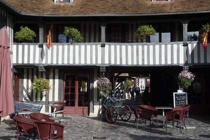 France, Calvados (14), Pays d' Auge, Beuvron-en-Auge, labellisé Les Plus Beaux Villages de France, restaurant et B&B Aux Trois Demoiselles