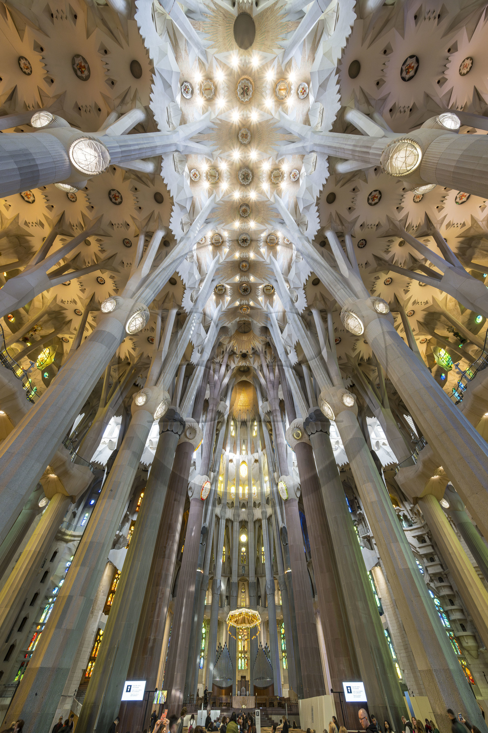 Espagne, Catalogne, Barcelone, quartier de l'Eixample, basilique de la Sagrada Familia de l'architecte du modernisme catalan Antoni Gaudi classée Patrimoine Mondial de l'UNESCO, le chœur, le ciborium et la voute de la Nef en haut