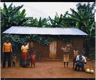 Burundi, province de Kirundo, région du lac Cyohoha Sud aussi appelé lac Cohoha, famille de paysans Hutu posant devant une case moderne, l'habitat traditionnel disparaît au profit de cases carré en terre battue, recouverte ou non de tôle ondulée (reproduction plan-film inversible 4x5)