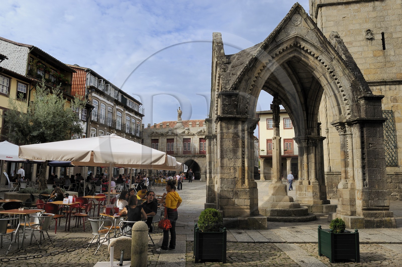 Portugal, région du Minho, Guimaraes, ville classée Patrimoine Mondial de l' UNESCO, belvedere gothique devant l'Eglise de Nossa Senhora Da Oliveira sur la place Largo da Oliveira Portugal, région du Minho, Guimaraes, ville classée Patrimoine Mondial de l' UNESCO, belvedere gothique devant l'Eglise de Nossa Senhora Da Oliveira sur la place Largo da Oliveira