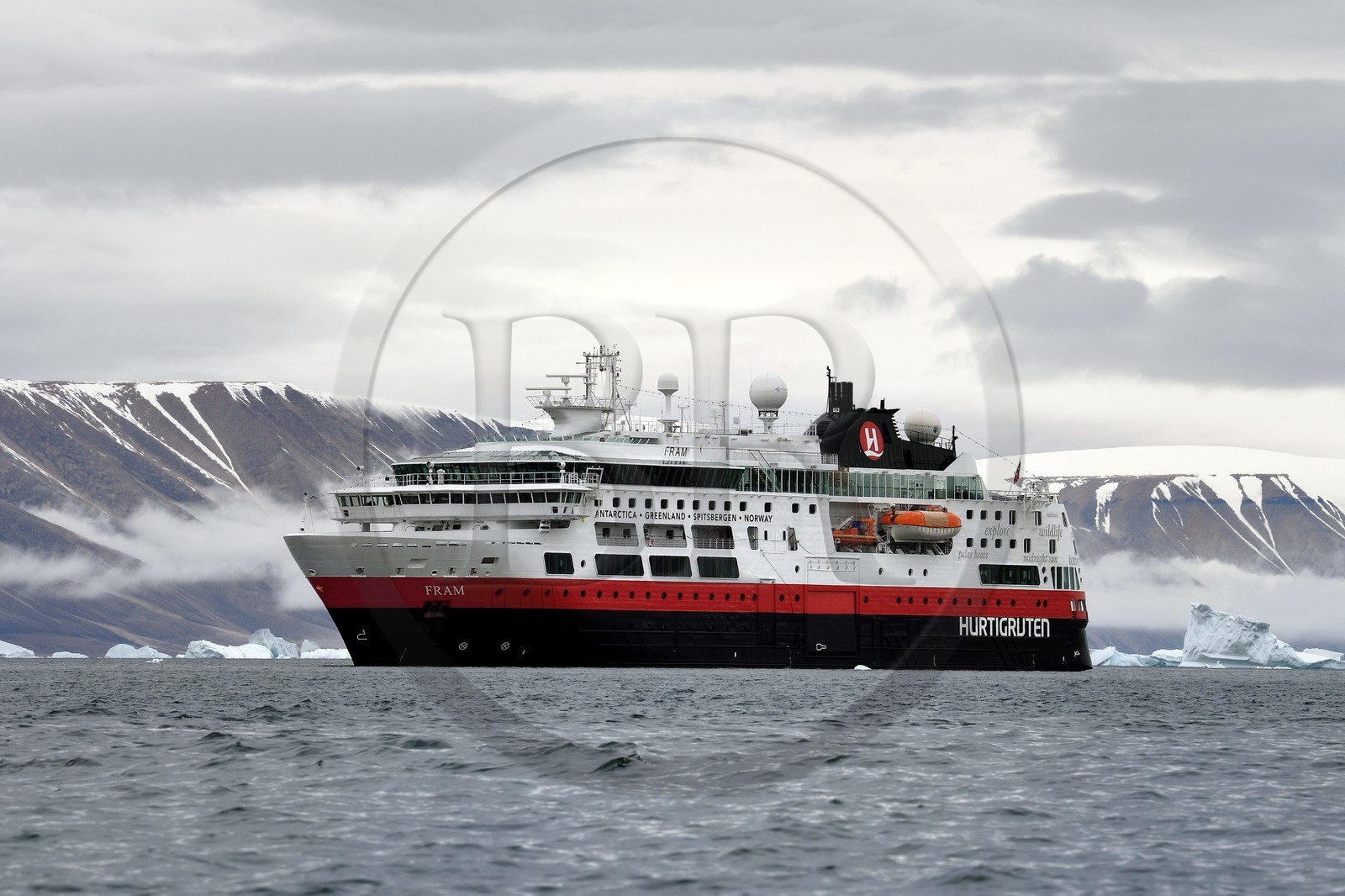 Groenland, cote Nord-Ouest, mer de Baffin, Qaanaaq ou Nouvelle Thule, bateau de croisière MS Fram de la compagnie Hurtigruten