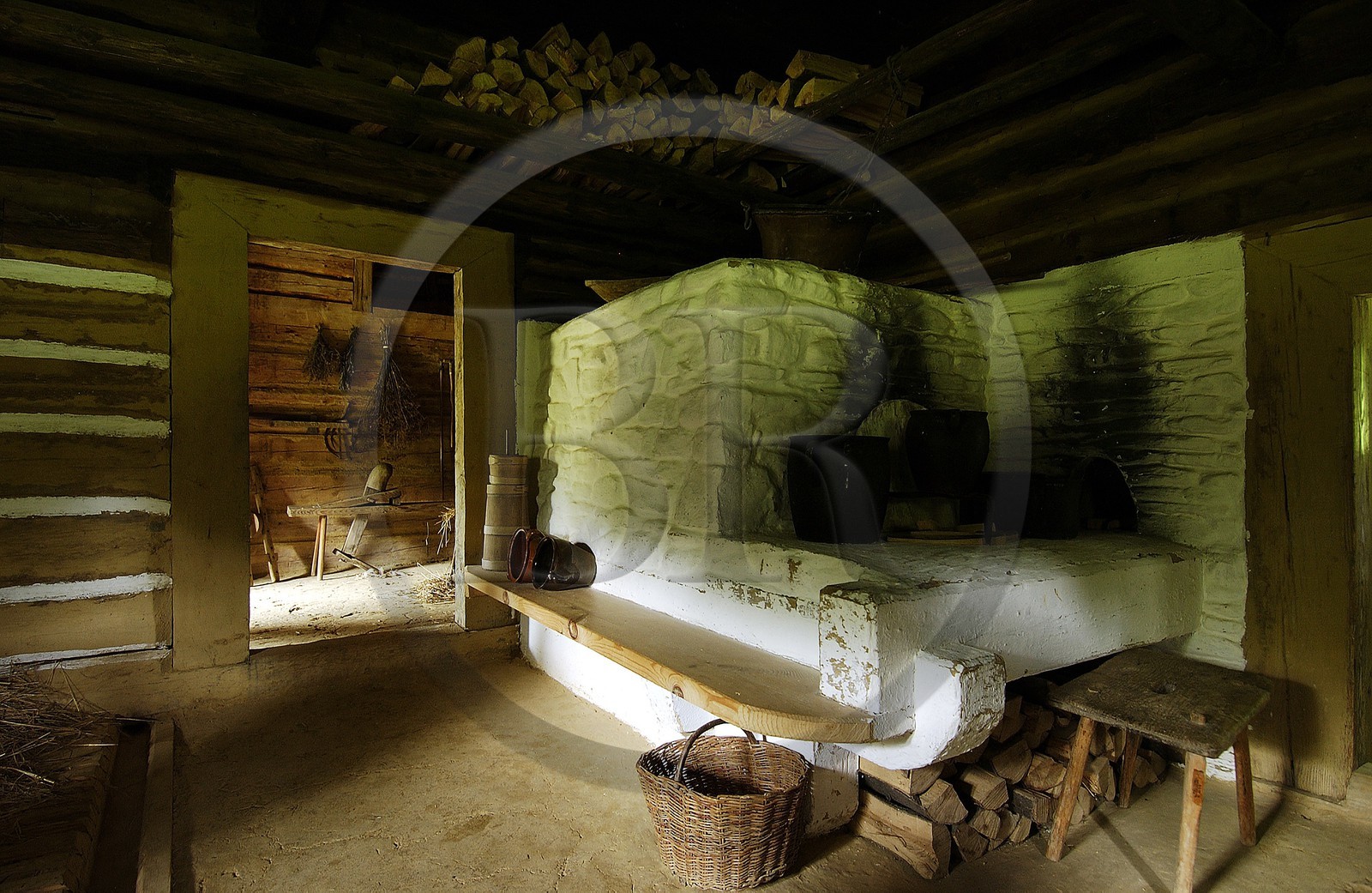 Pologne, Précarpates, parc ethnographique de Sanok (écomusée), ferme en bois de 1892 de la région de Pogorzanie Wschodni, classée Patrimoine Mondial de l'UNESCO Pologne, Précarpates, parc ethnographique de Sanok (écomusée), ferme en bois de 1892 de la région de Pogorzanie Wschodni, classée Patrimoine Mondial de l'UNESCO