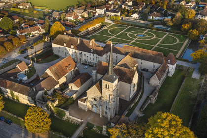 France, Côte-d'Or (21), Paysage culturel des climats de Bourgogne classés Patrimoine Mondial de l'UNESCO, Route des Grands Crus, Gilly-les-Citeaux, le Chateau de Gilly, hotel de luxe et restaurant (vue aérienne)