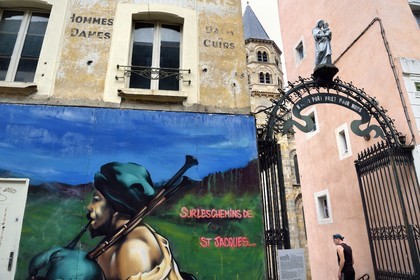 France, Puy-de-Dôme (63), Clermont-Ferrand, basilique Notre-Dame-du-Port de style roman auvergnat, classée Patrimoine Mondial de l'UNESCO au titre des Chemins de Saint-Jacques-de-Compostelle en France, statue de la Vierge à l'entrée rue du Port