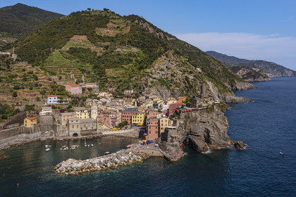 Italie, Ligurie, Cinque Terre, parc national des Cinque Terre classé Patrimoine Mondial de l'UNESCO, village de Vernazza et son port (vue aérienne)