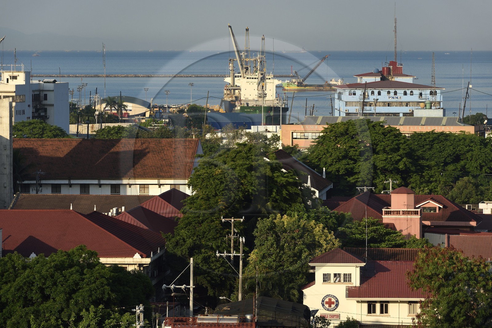 Philippines, Ile de Luzon, Manille, quartier historique d'Intramuros et le port en arrière plan