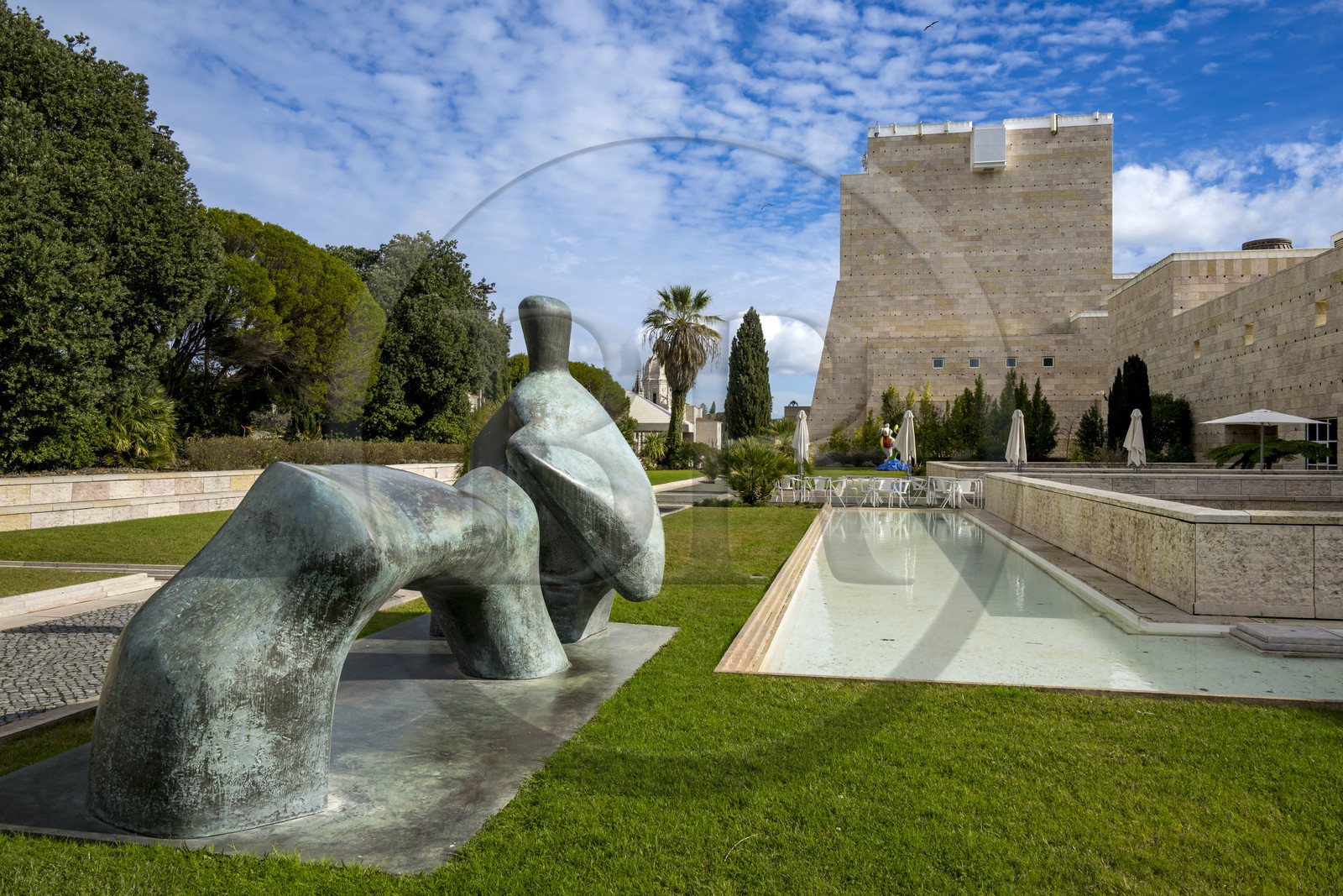 Portugal, Lisbonne, Bélem, le Centre Culturel de Belém MAC CCB des architectes Vittorio Gregotti et Manuel Salgado, Reclinig Figure: Arched Leg (1969) de l'artiste Henty Moore au premier plan