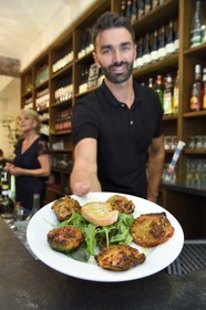 France, Alpes-Maritimes (06), Nice, vieille ville, Restaurant Acchiardo dans la Rue Droite, farcis niçois