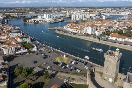 France, Vendée (85), Les-Sables-d'Olonne, bateaux dans le chenal d'accès aux ports et la Tour d'Arundel du XIVème siècle, ancien donjon reconverti en phare et musée de la mer (vue aérienne)