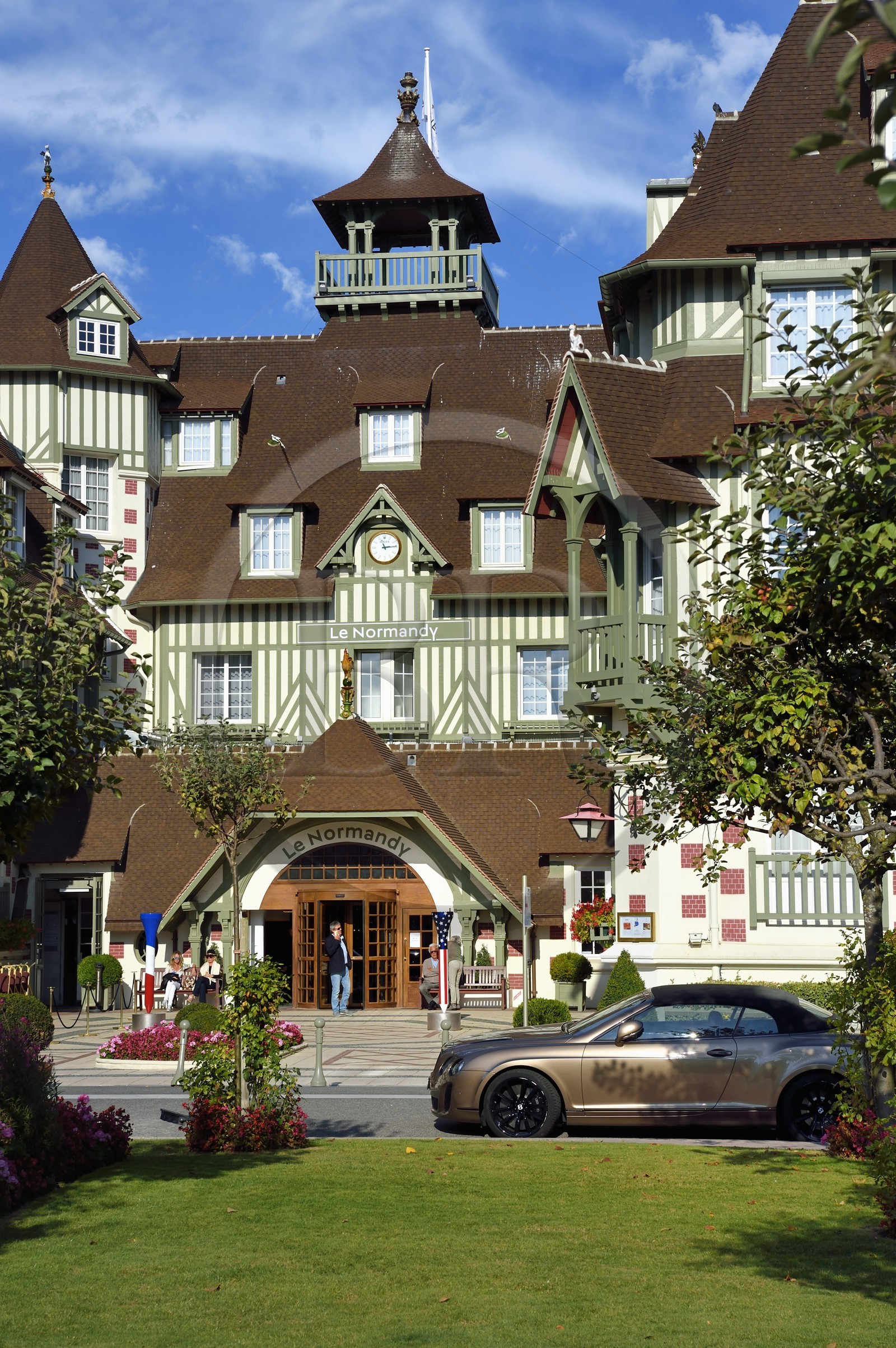 France, Calvados (14), Pays d'Auge, Deauville, Bentley garée devant l'Hotel Normandy Barriere