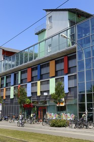 Allemagne, Bade-Wurtemberg, Fribourg en Brisgau, quartier Vauban, immeuble appelé Bateau solaire (Sonnenschiff) de la Cité Solaire au pied du Schlierberg, architecte Rolf Disch