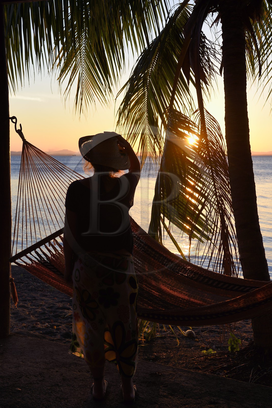 Nicaragua, Ile d'Ometepe, coucher de soleil sur une plage du lac Nicaragua, femme devant un hamac