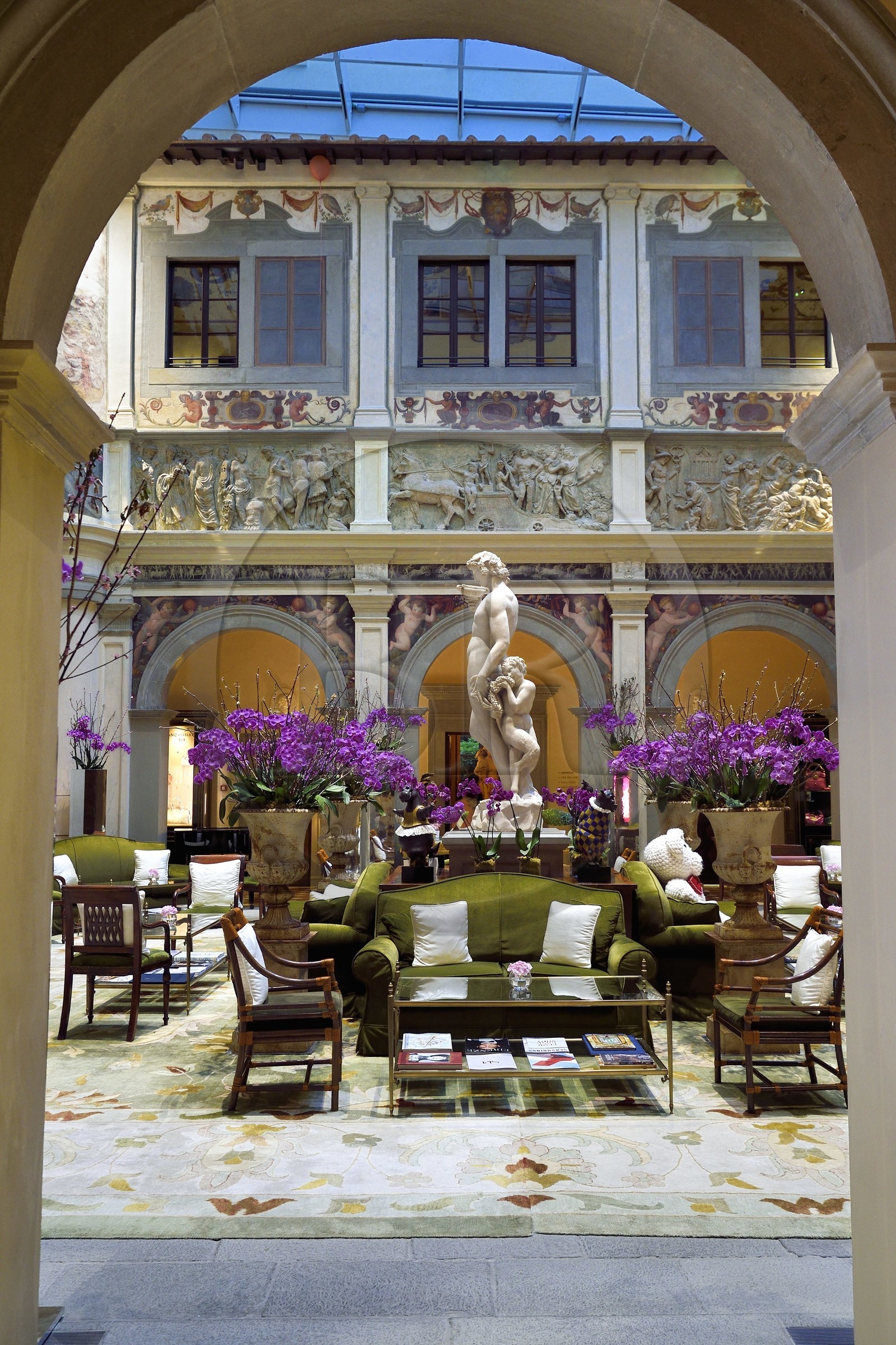 Italie, Toscane, Florence, centre historique classé Patrimoine Mondial de l'UNESCO, Palazzo Della Gherardesca, palace 5 étoiles du groupe Four Seasons Hotel, copie de la statue Bacchus par Michel-Ange au centre du lobby
