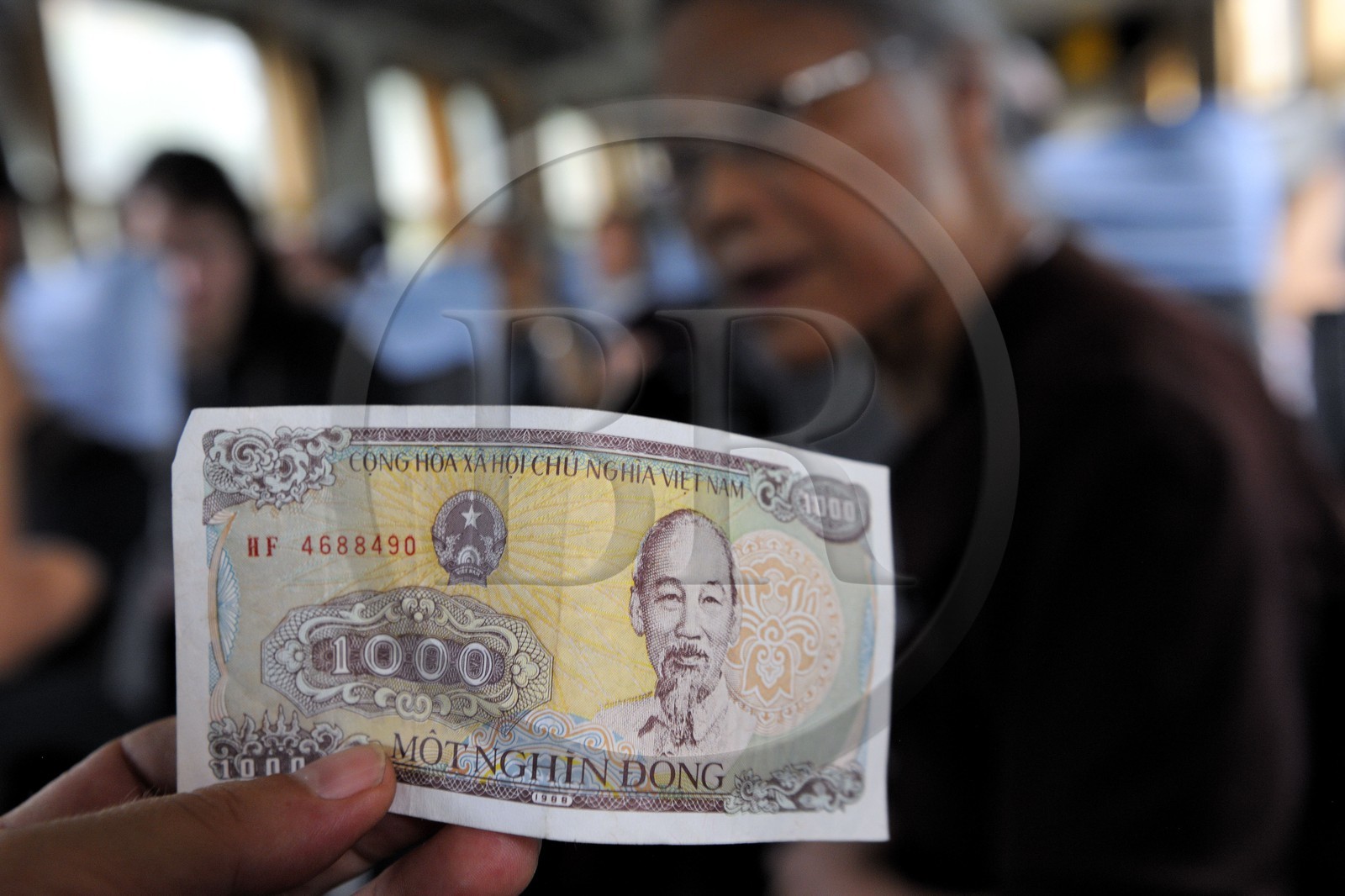 Vietnam, train de jour de Lao Cai à Hanoï, billet de 1000 dong (5 cts d'euros)