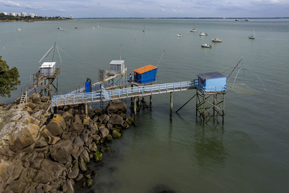 France, Loire-Atlantique (44), Estuaire de la Loire, Saint-Nazaire, plage de Trébézy, pêcheries de Gavy, le pêcheur Roland Dupont dans sa cabane de pêche traditionnelle au carrelet (vue aérienne)