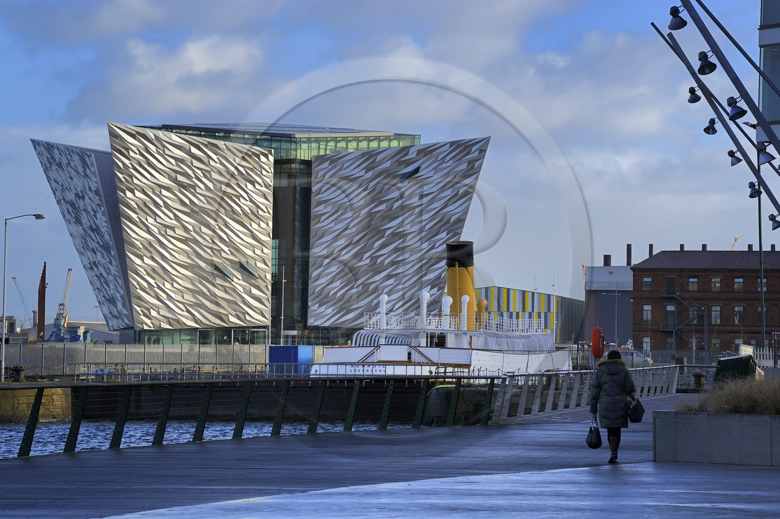 Royaume-Uni, Irlande du Nord, Belfast, le nouveau quartier Titanic Quarter de Queen's Island, le SS Nomadic de la White Star Line construit comme un transbordeur pour les paquebots RMS Olympic et RMS Titanic, et le centre Titanic Belfast Experience en arriere plan
