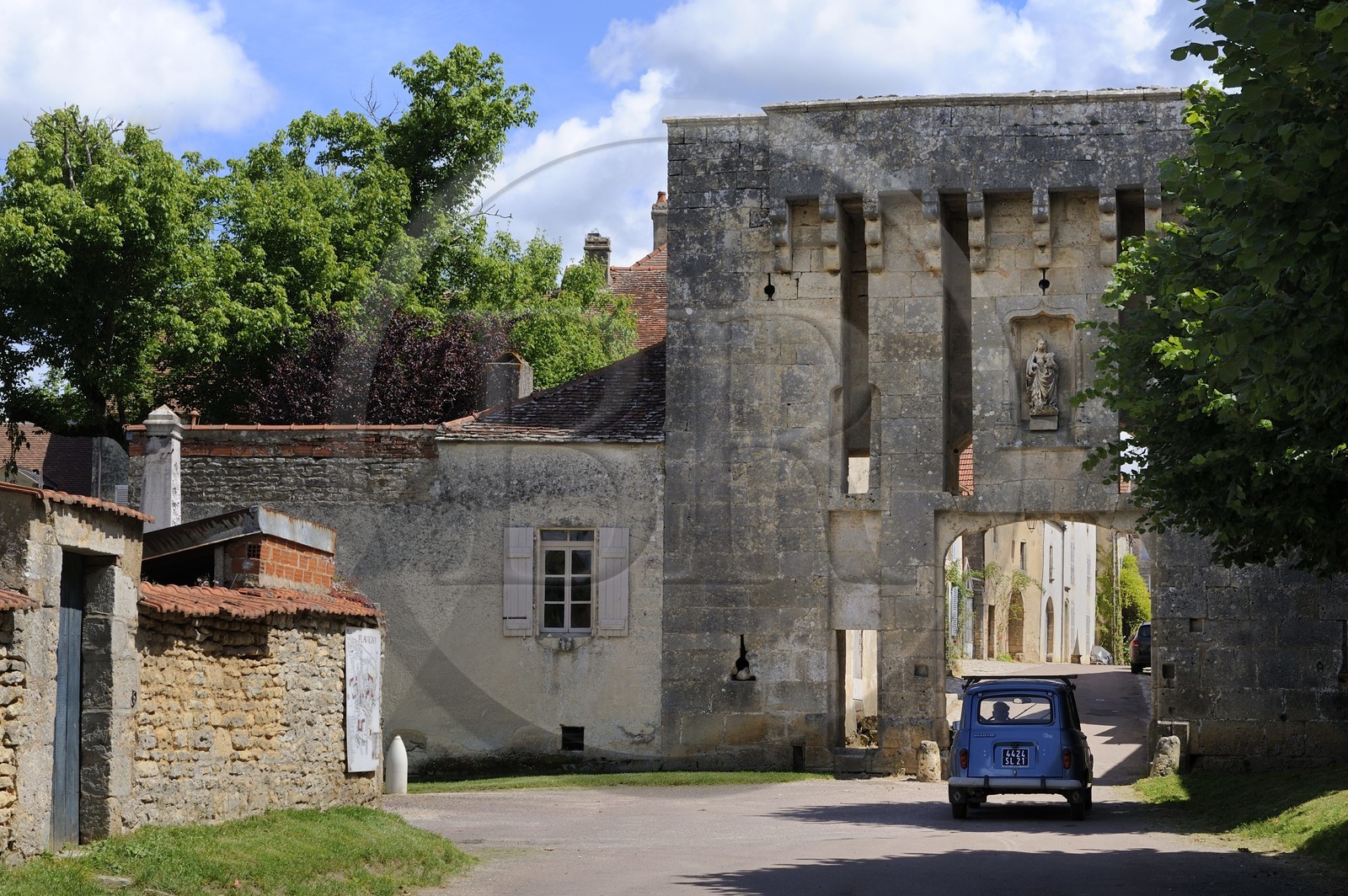 France, Côte d'Or (21), Flavigny-sur-Ozerain, porte du Bourg 15è s.