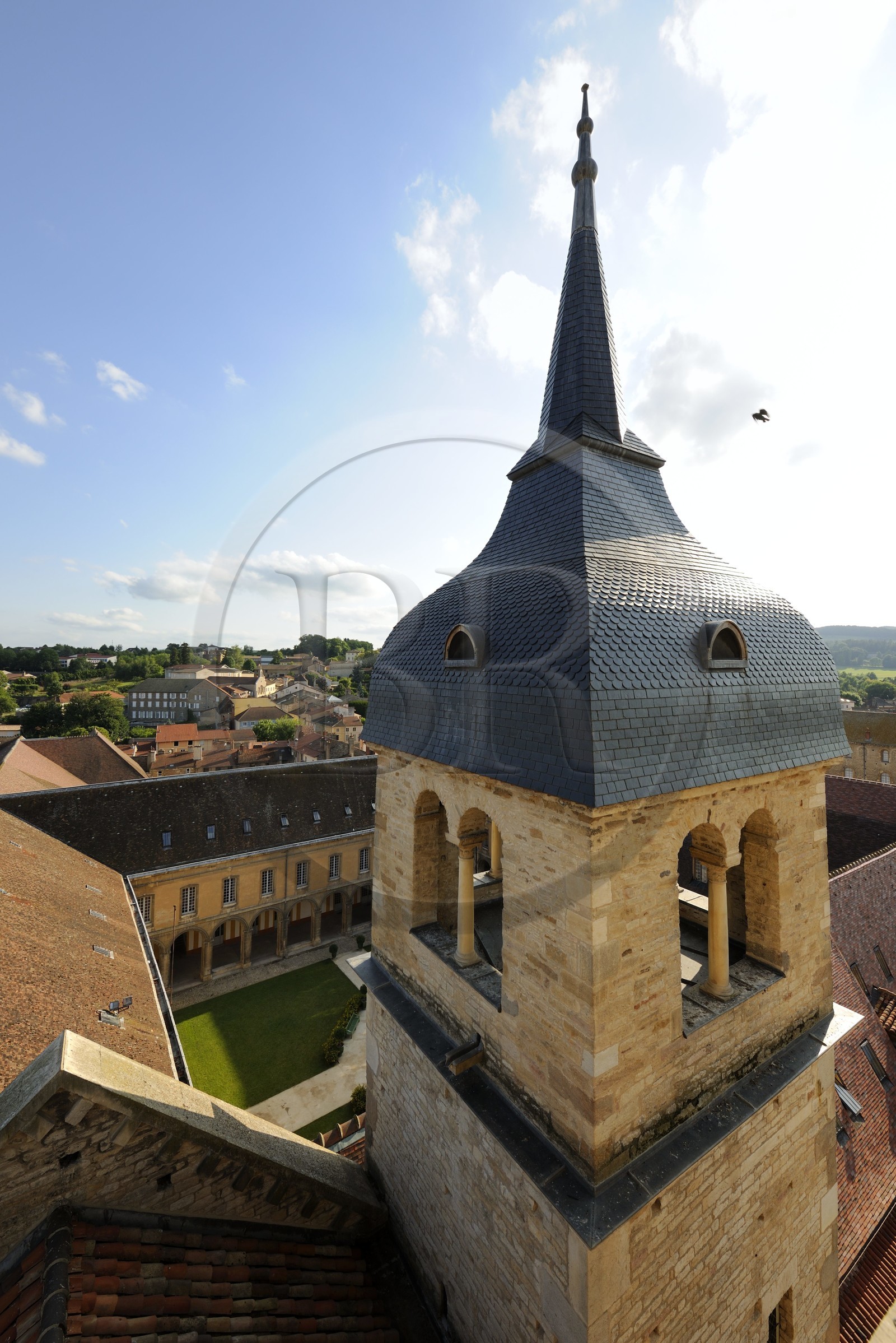 France, Saône et Loire (71), Cluny, la cour de l'école des Arts et Métiers et le clocher de l'horloge dans l'ancienne abbaye