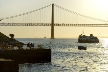 Portugal, région de Lisbonne, commune d'Almada au lieu dit Ponto Final sur la rive sud du Tage, le pont du 25 de Abril