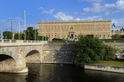 Suède, Stockholm, île de Gamla Stan (vieille ville), le Palais Royal en bordure du Norrström