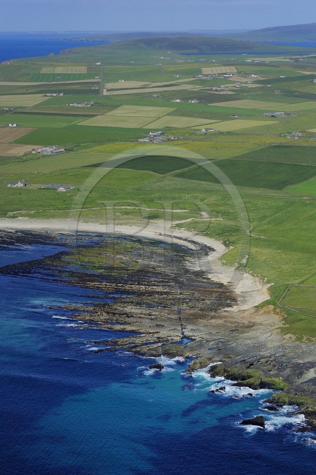 Royaume-Uni, Ecosse, Iles Orcades, Ile de Mainland, champs et fermes éparses en bordure de mer à Birsay (vue aérienne)