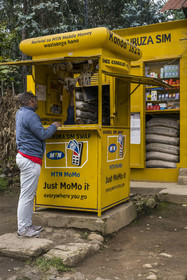 Rwanda, Province du Nord, District de Musanze (Ruhengeri), Busogo, kiosque de vente du très populaire service de paiement mobile lié à la carte SIM du téléphone mobile du nom de MTN Mobile Money ou MTN MoMo, il permet notamment de payer ses factures, de transférer de l'argent, de déposer ou de retirer de l'argent mais aussi d'acheter des crédits ou des forfaits