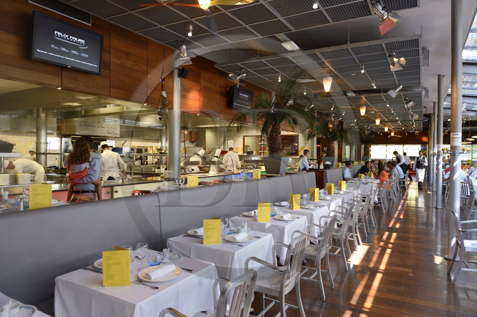 France, Rhône (69), Lyon, quartier de Vaise, cuisine ouverte à la brasserie L'Ouest de Paul Bocuse