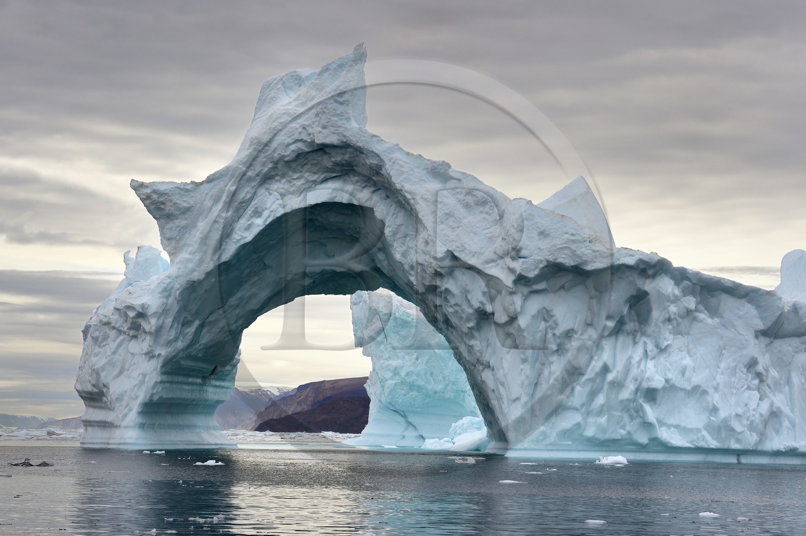 Groenland, cote Nord-Ouest, mer de Baffin, Inglefield Fjord vers Qaanaaq, iceberg formant un arche Groenland, cote Nord-Ouest, mer de Baffin, Inglefield Fjord vers Qaanaaq, iceberg formant un arche