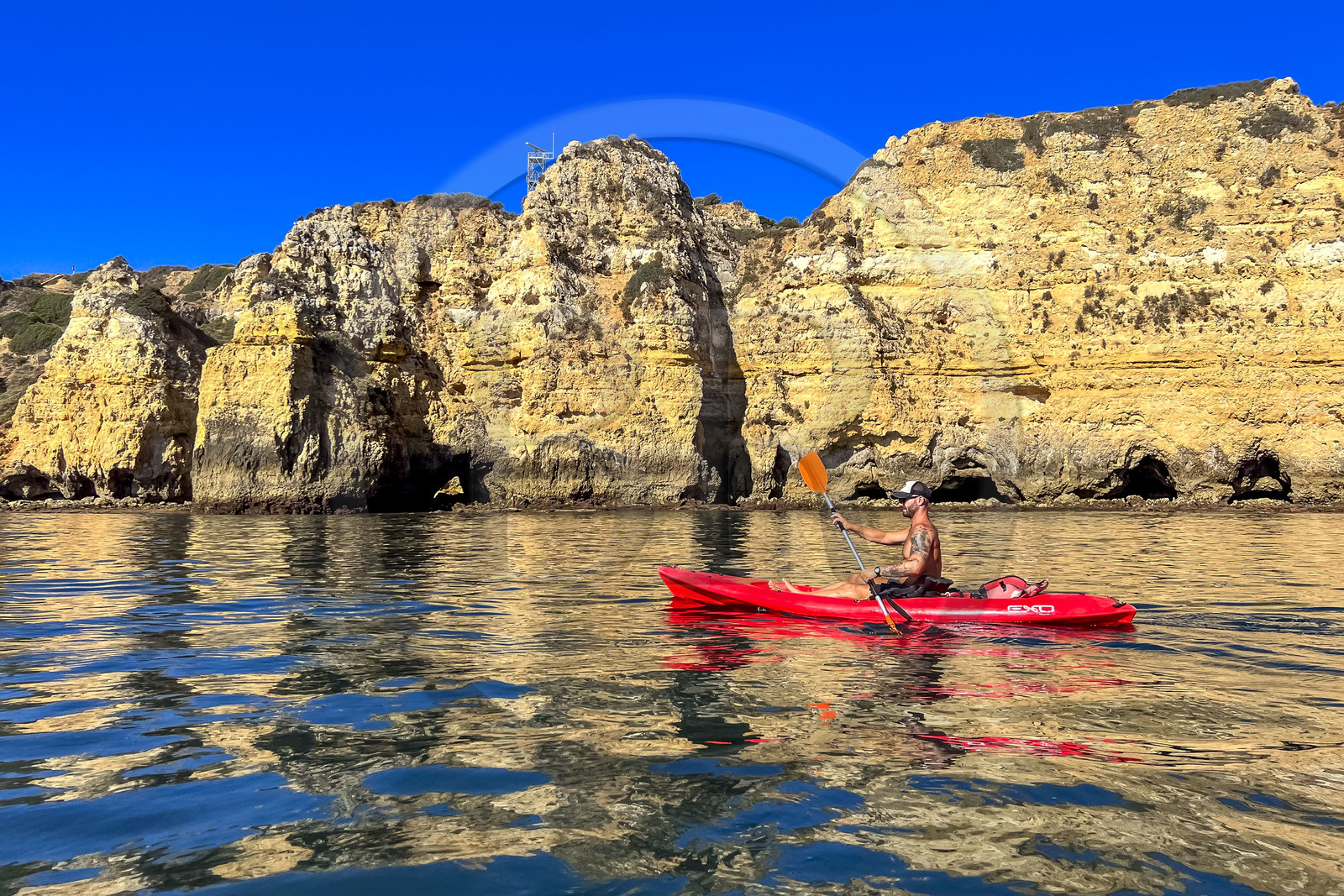 Portugal, Algarve, Lagos, randonnée en kayak au pied des falaises escarpées de la Ponta da Piedade