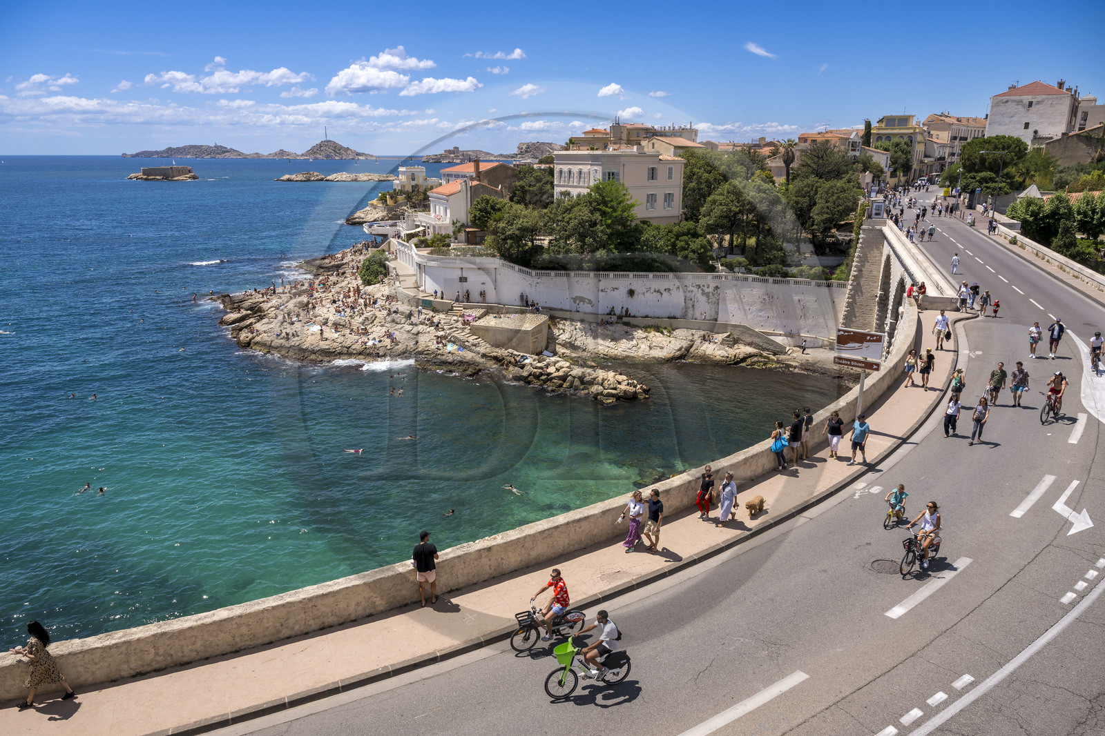 France, Bouches-du-Rhône (13), Marseille, quartier d'Endoume, la plage de roches blanches du Petit Nice allant de l'anse de la Fausse-monnaie à l'anse de Maldormé, le petit fort de l'Ile Degaby et l'Archipel des îles du Frioul avec le Chateau d'If (à droite) en arrière plan, la Corniche du Président John Fitzgerald Kennedy piétonne un dimanche par mois au premier plan