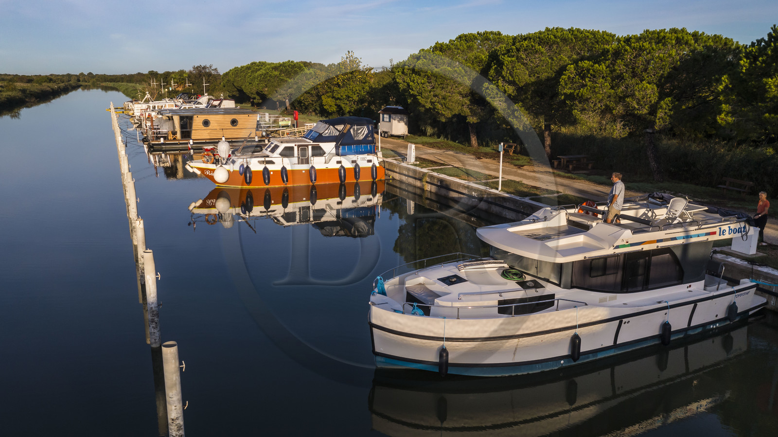 France, Gard (30), la Petite Camargue, Vauvert, bateau de plaisance Le Boat dans le port de Gallician sur le canal du Rhône à Sète au petit matin