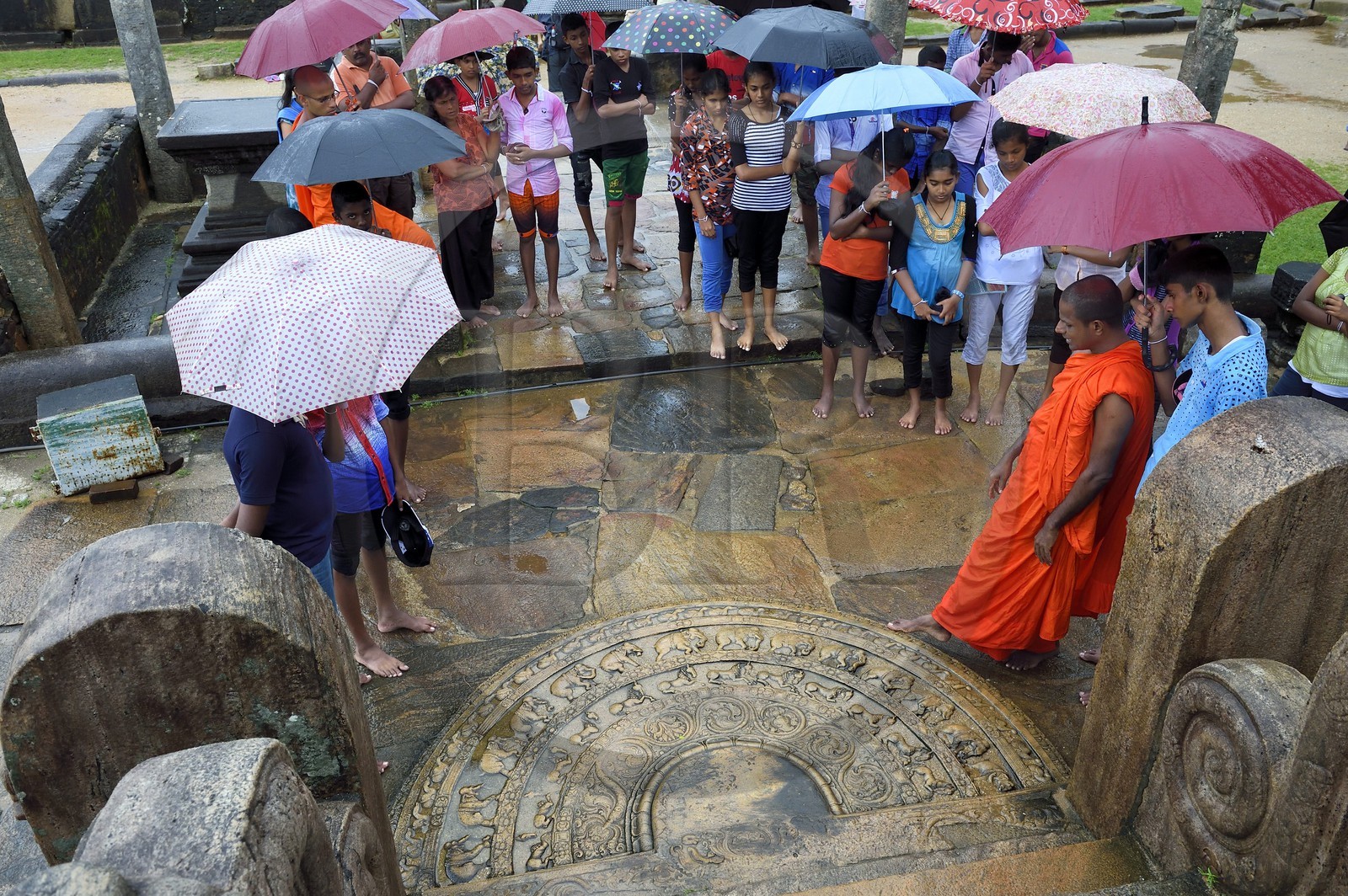 Sri Lanka, province du Centre-Nord, Polonnaruwa, l'ancienne capital du pays (XIe au XIIIe siècle) est classée au Patrimoine Mondial de l'UNESCO, terrasse de la relique de la dent, Vatadage (chambre des reliques), pierre de lune en demi-cercle (sandakada pahana)