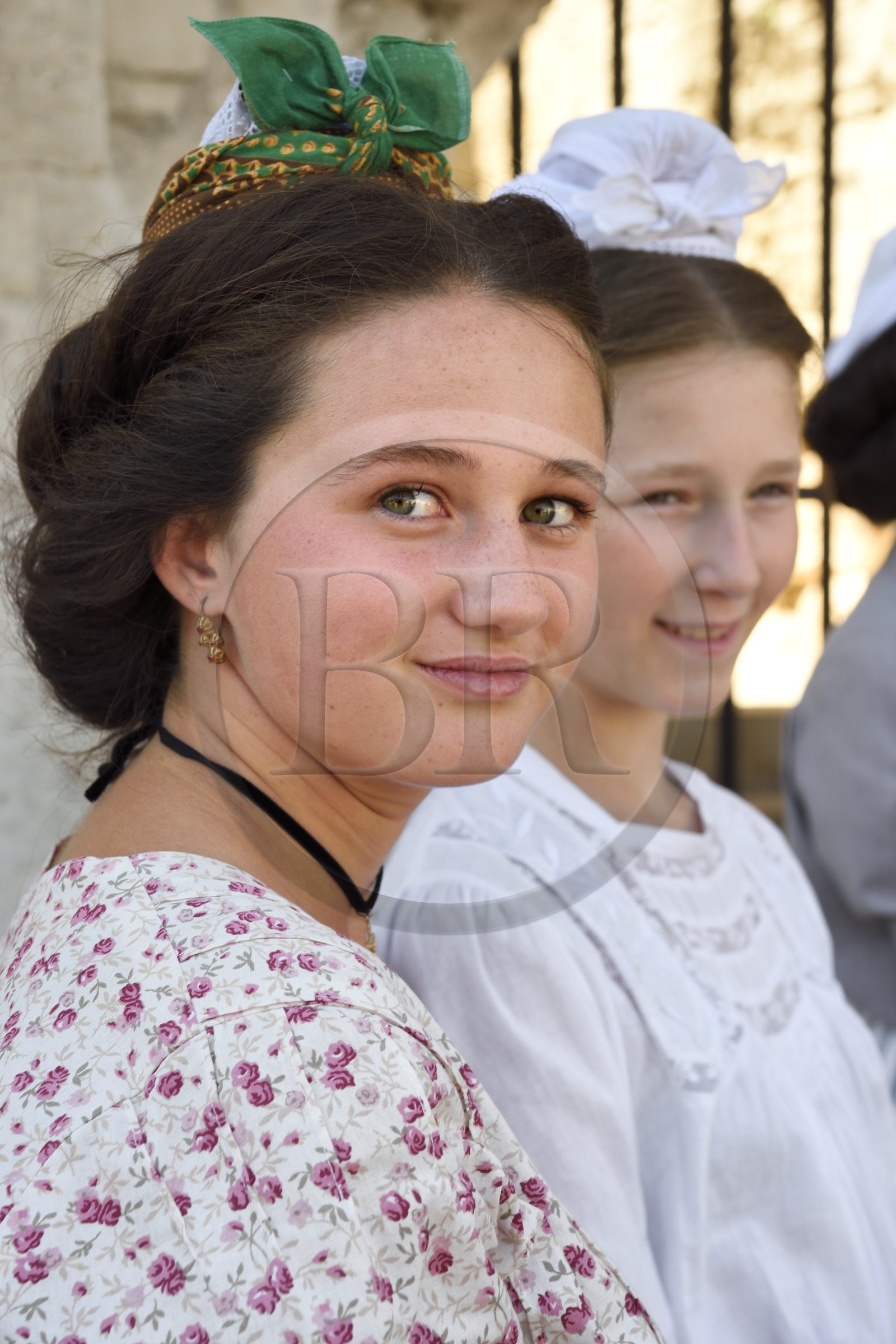 France, Bouches-du-Rhône (13), Arles, la course camarguaise de la Cocarde d'Or aux Arènes, jeune arlésienne en costume traditionnel