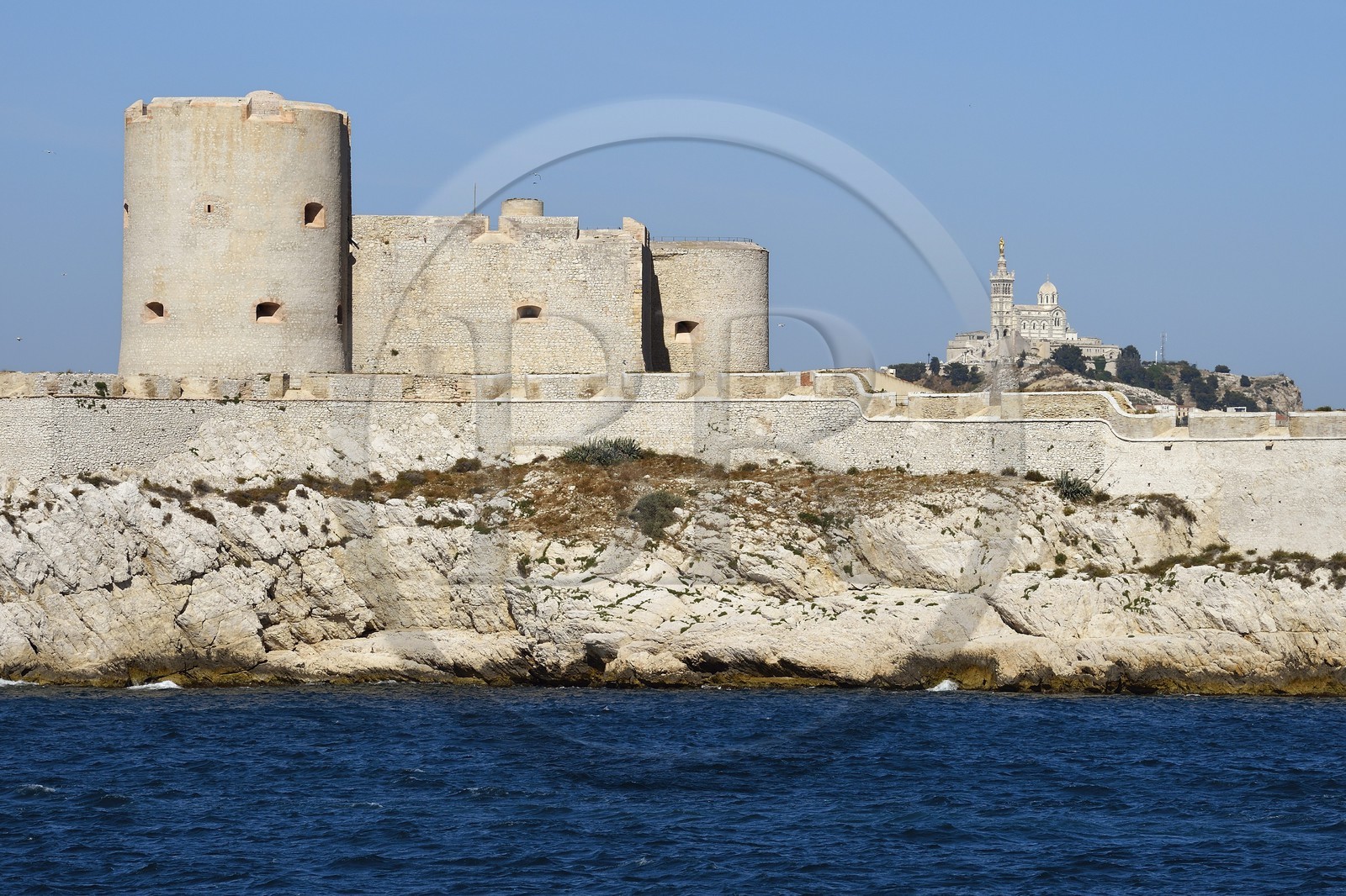 France, Bouches-du-Rhône (13), Marseille, Parc National des Calanques, Archipel des Iles du Frioul, le Chateau d'If et la basilique Notre Dame de la Garde en arrière plan