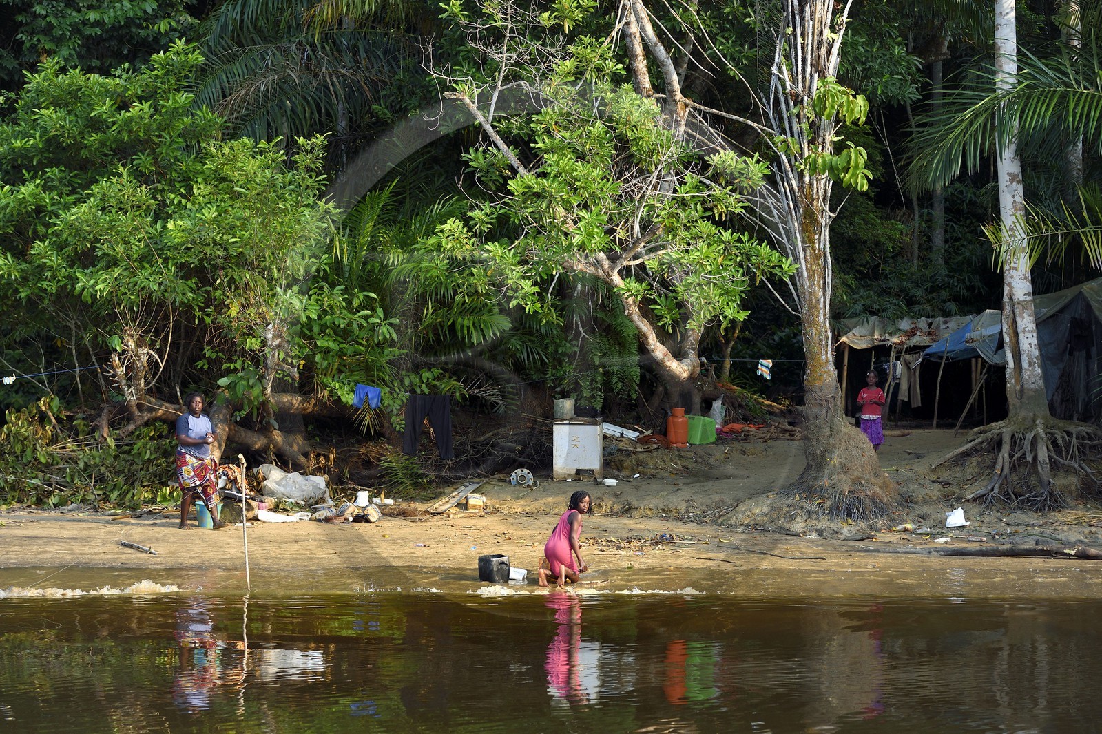 Gabon, province de Ogooué- Maritime, une des nombreuses rivières de la lagune du Fernan Vaz (Nkomi), campement de pêcheurs Gabon, province de Ogooué- Maritime, une des nombreuses rivières de la lagune du Fernan Vaz (Nkomi), campement de pêcheurs