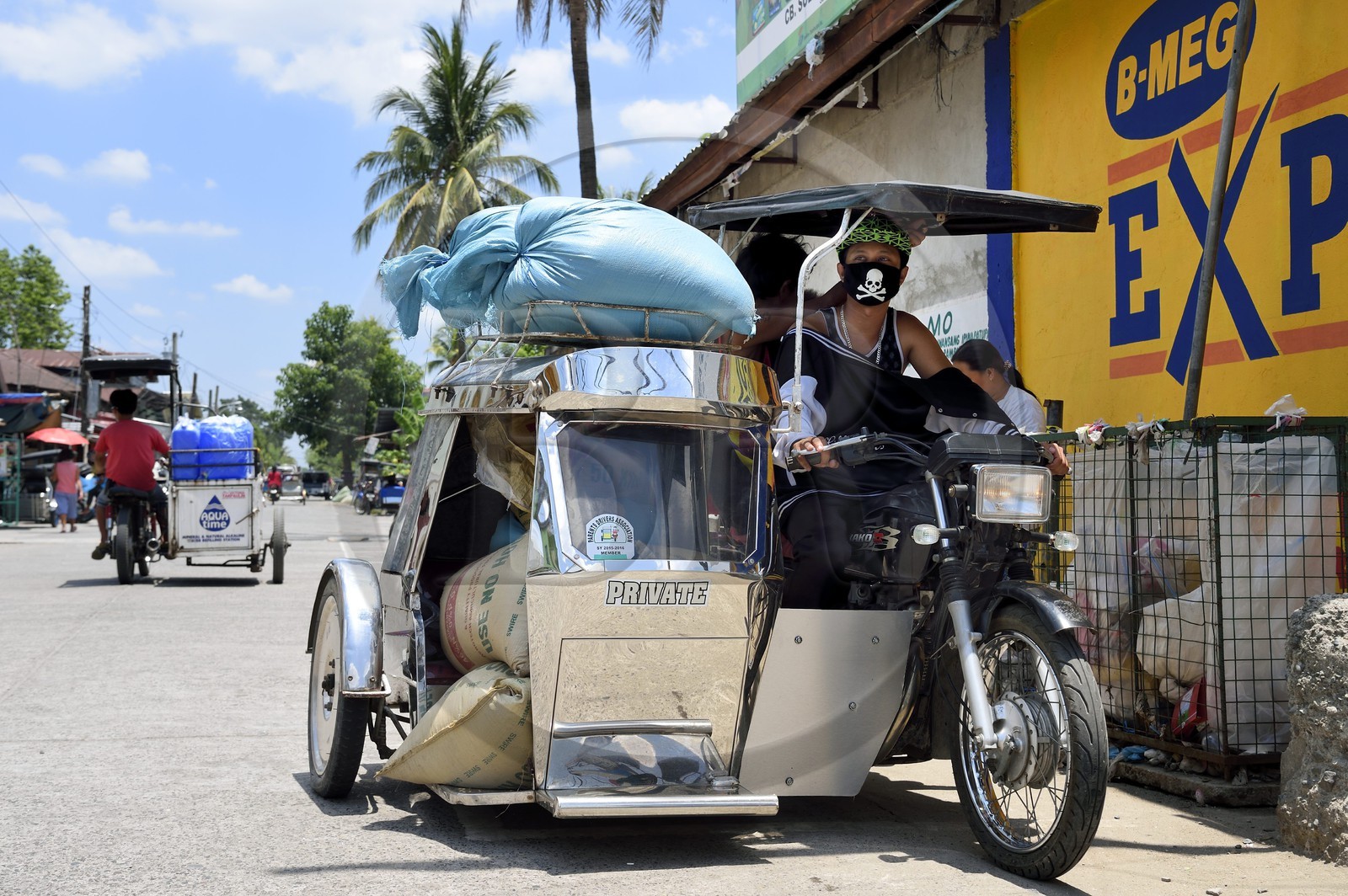 Philippines, province de Tarlac, Victoria, transport de marchandises en tricycle motorisé