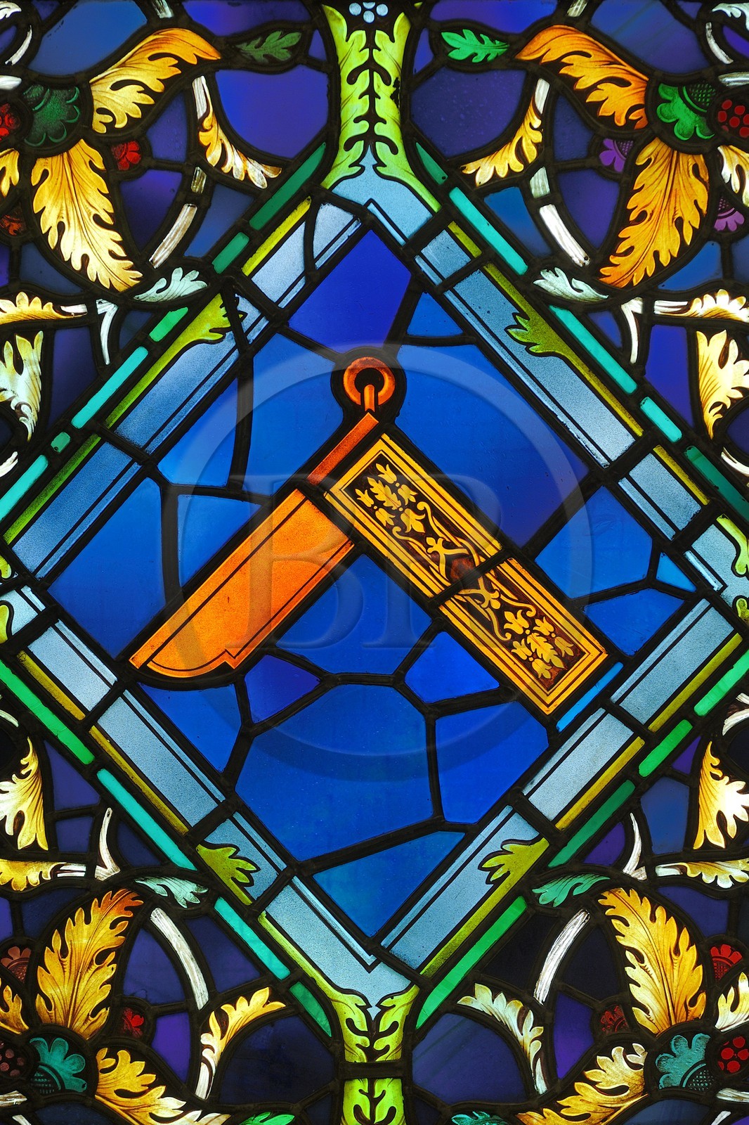 Royaume-Uni, Londres, Grande Loge d'Angleterre, détail d'un vitrail de symboles, l'équerre