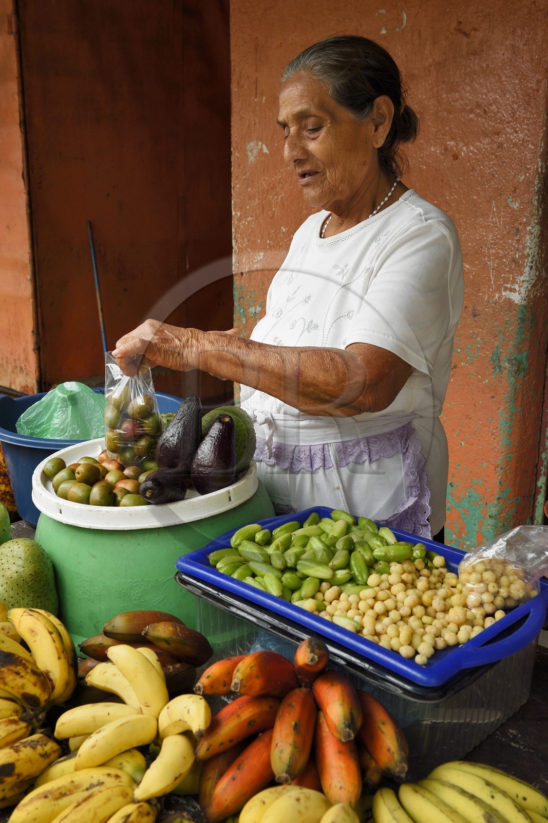 Nicaragua, Masaya, Catarina, vendeuse de fruits et légumes