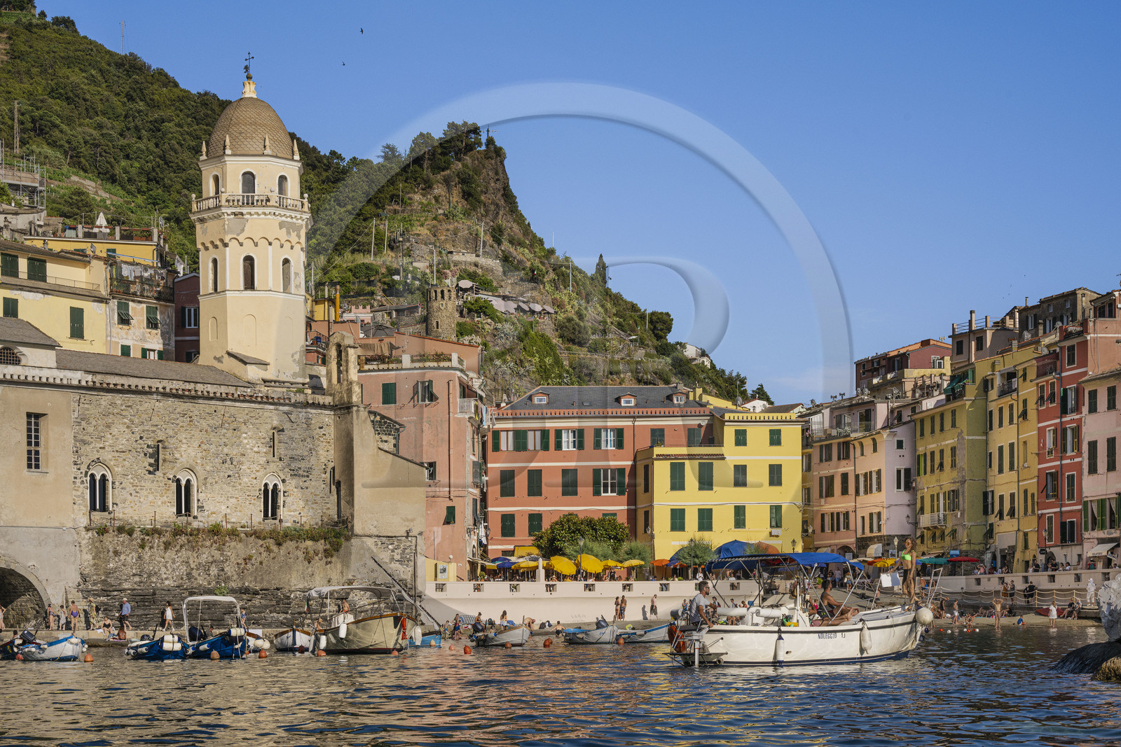 Italie, Ligurie, Cinque Terre, parc national des Cinque Terre classé Patrimoine Mondial de l'UNESCO, village de Vernazza, l'église paroissiale de Sainte Marguerite d'Antioche (Santa Margherita) flanquée d'un haut clocher octogonal et la plage du port à droite