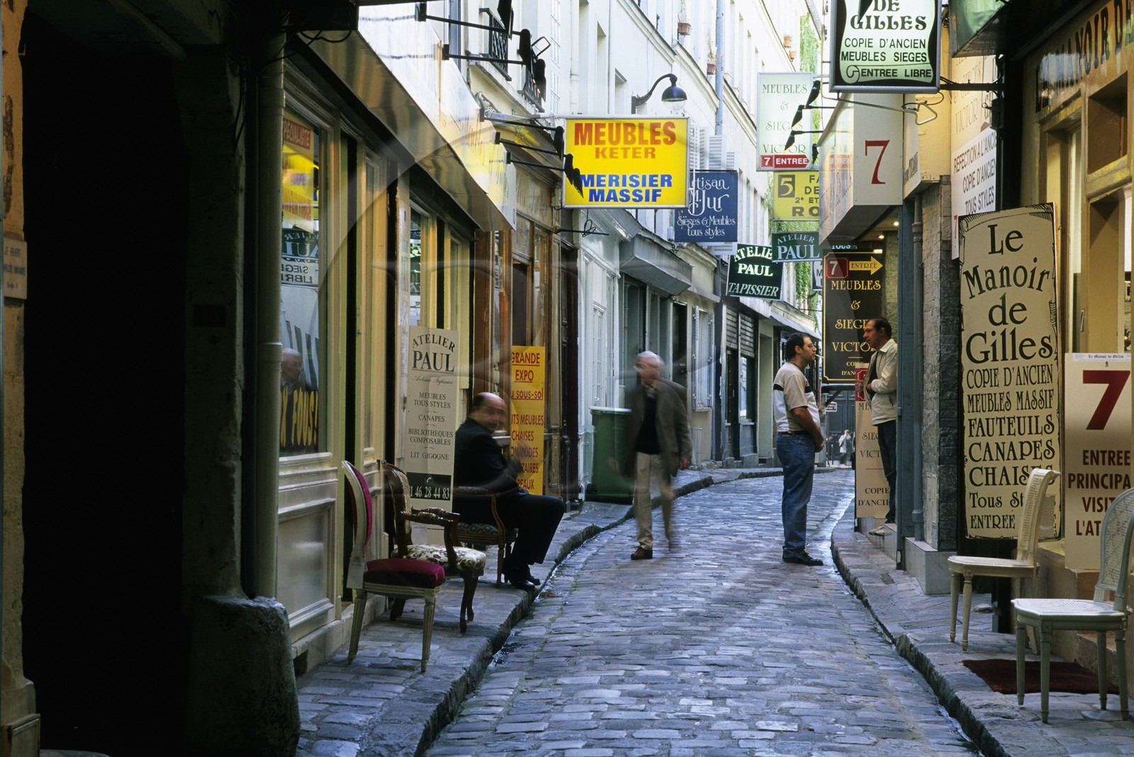 France, Paris (75), quartier du faubourg Saint-Antoine, commerces de meubles dans le passage Chantier
