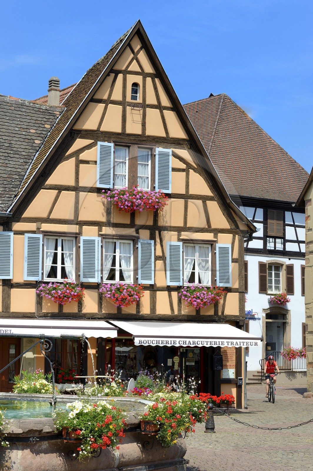 France, Haut-Rhin (68), Eguisheim, labellisé Les Plus Beaux Villages de France, place du Chateau France, Haut-Rhin (68), Eguisheim, labellisé Les Plus Beaux Villages de France, place du Chateau