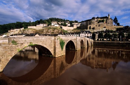 France, Dordogne, Perigord Noir, Terrasson Villedieu, bridge over Vezere River