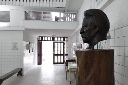 Gabon, Province du Moyen-Ogooué, Lambaréné, buste du Docteur Schweitzer à l'accueil de l'Hopital Albert Schweitzer